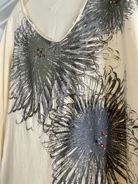 Vintage Calvin Klein V-Neck Cream Tee with 3/4 Sleeves and Gray Floral